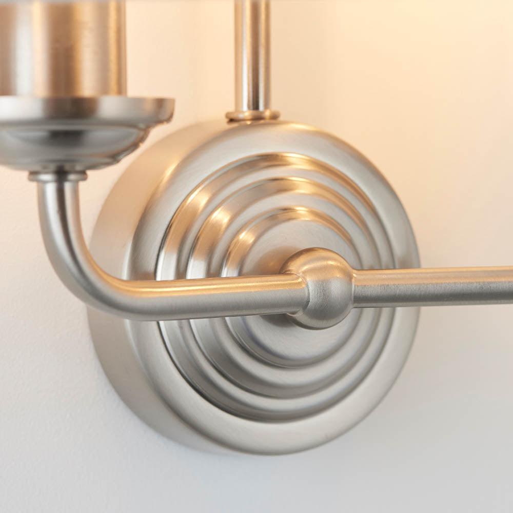 Lampada da Parete Highclere in Cromo Spazzolato - Paralume in Lino Naturale
