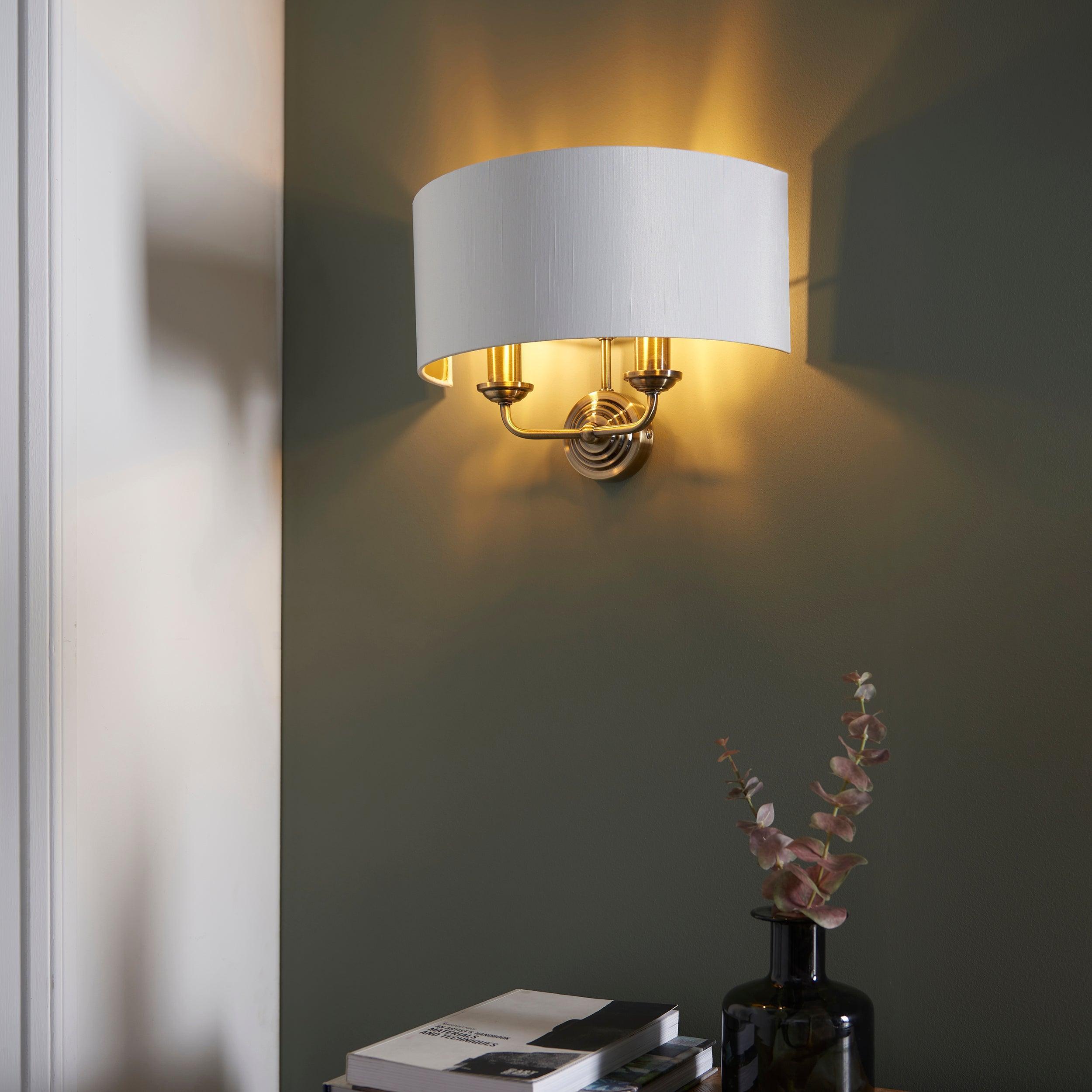 Applique da Parete Endon Highclere con Finitura in Ottone - Ombra Bianca