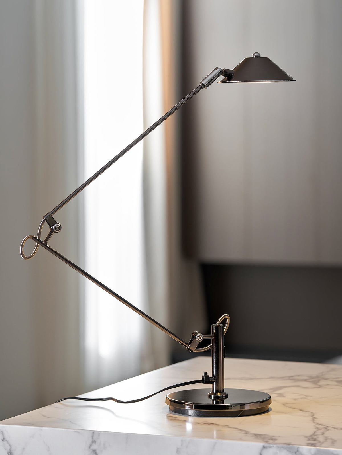 Lampada da scrivania nera regolabile