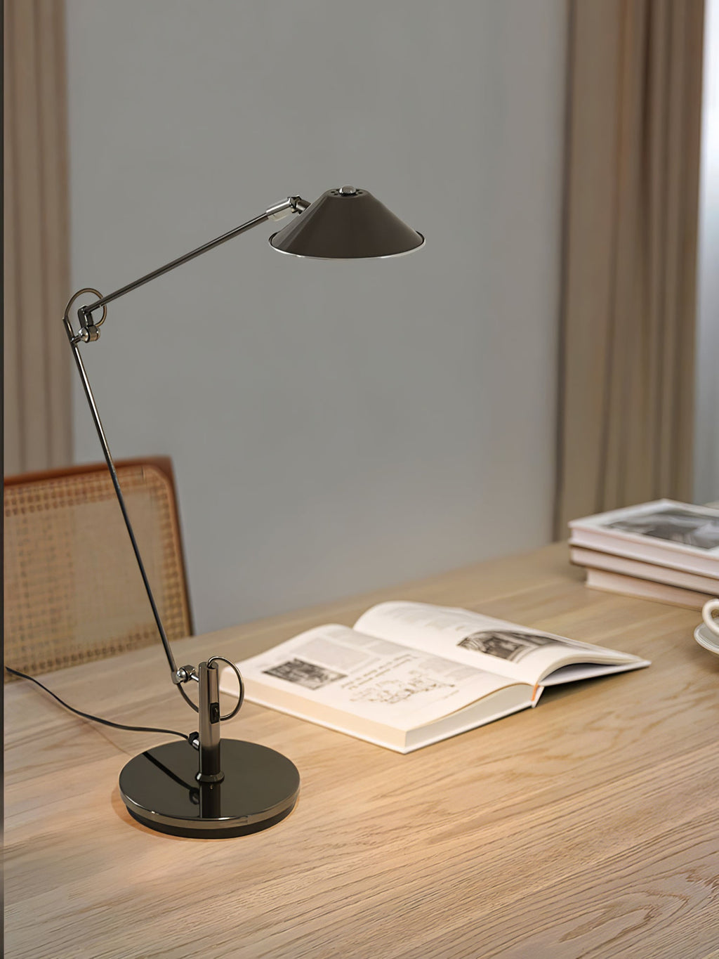 Lampada da scrivania nera regolabile