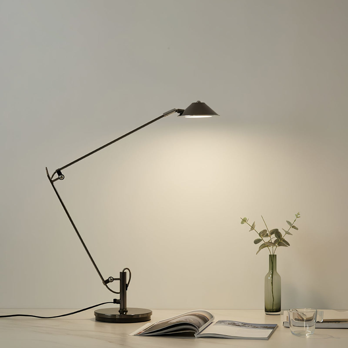 Lampada da scrivania nera regolabile