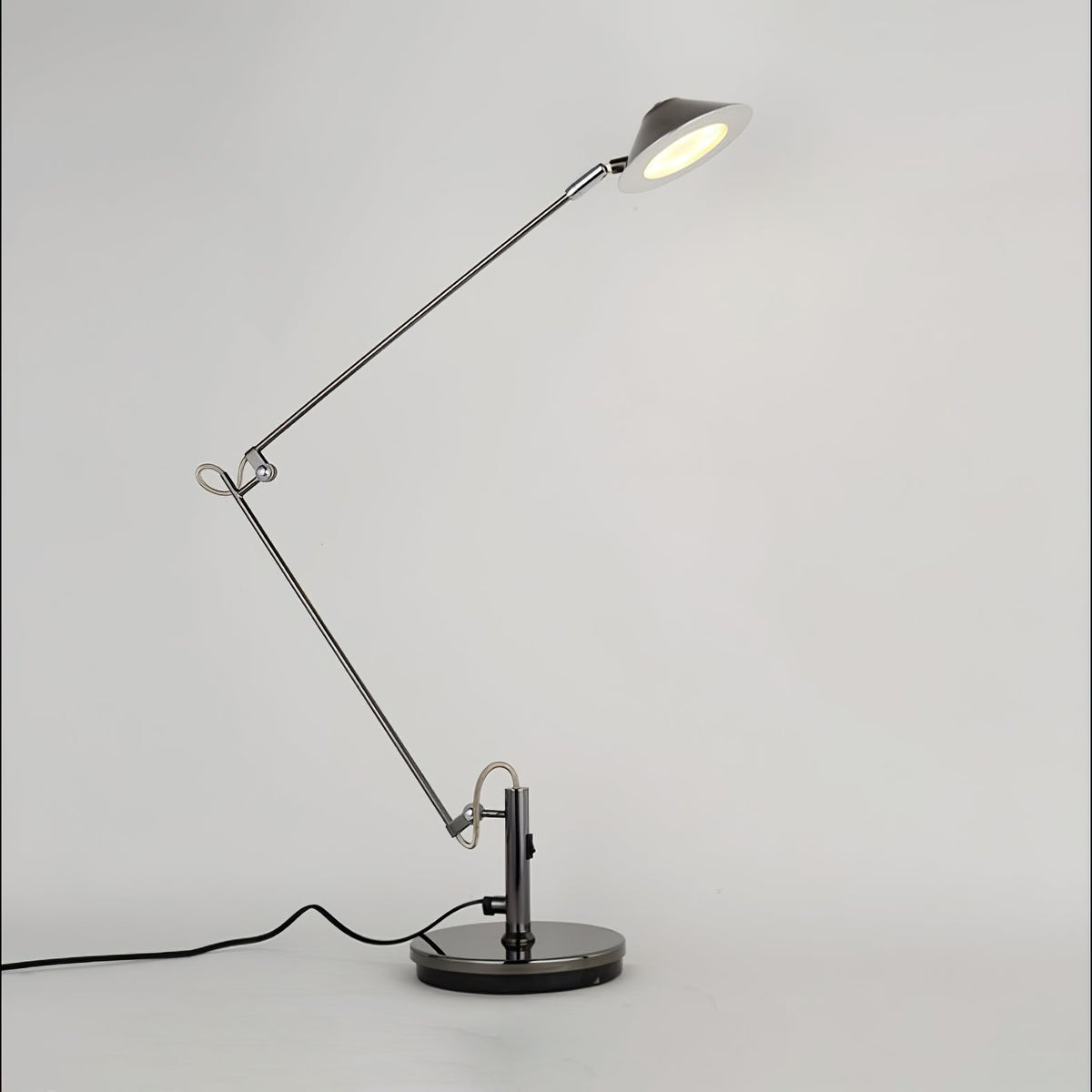 Lampada da scrivania nera regolabile