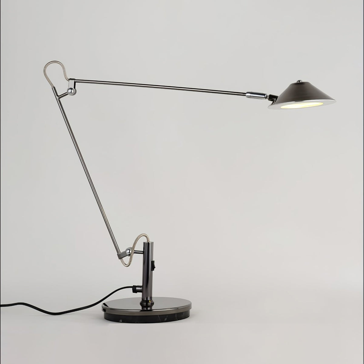 Lampada da scrivania nera regolabile