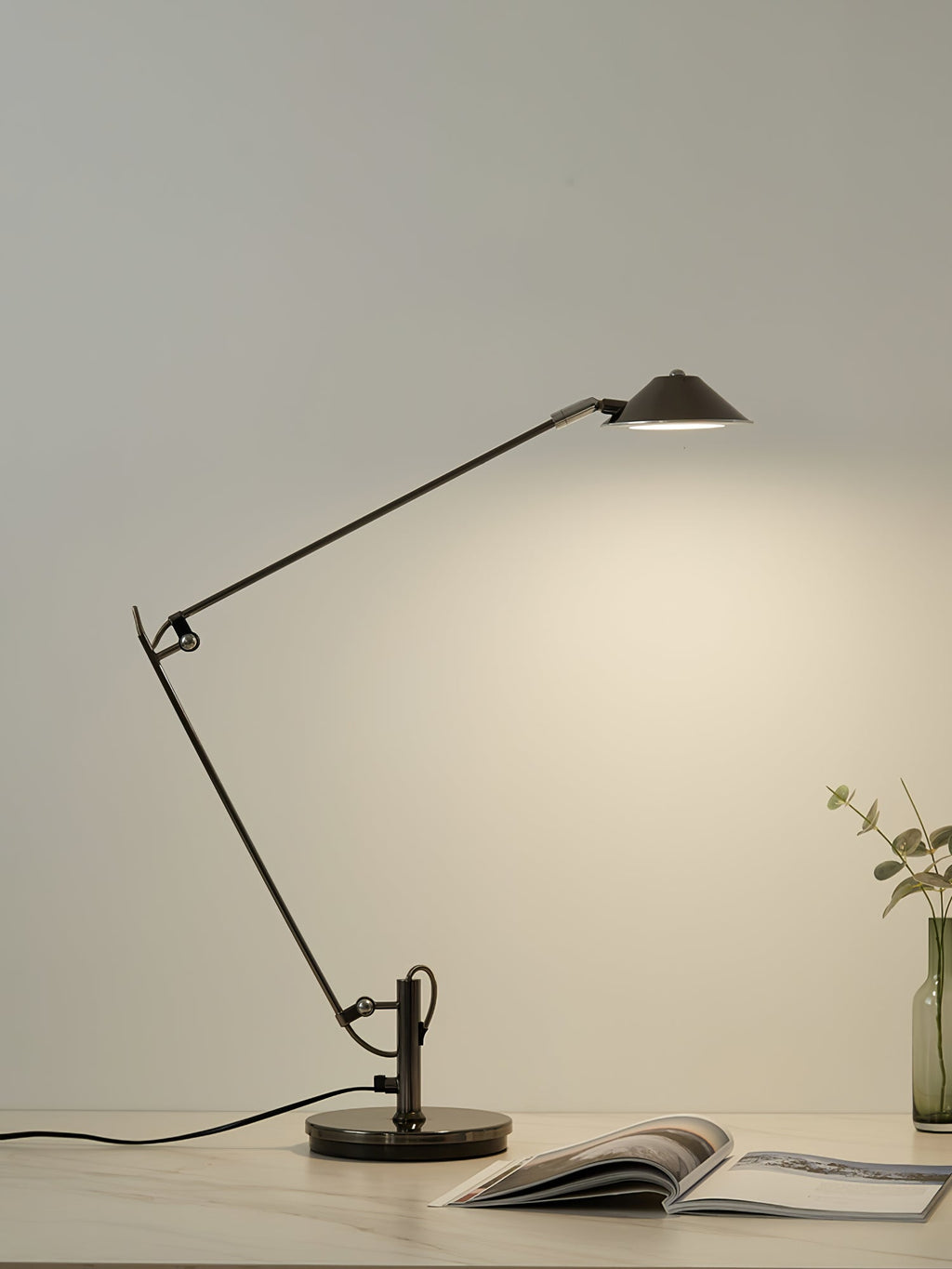 Lampada da scrivania nera regolabile