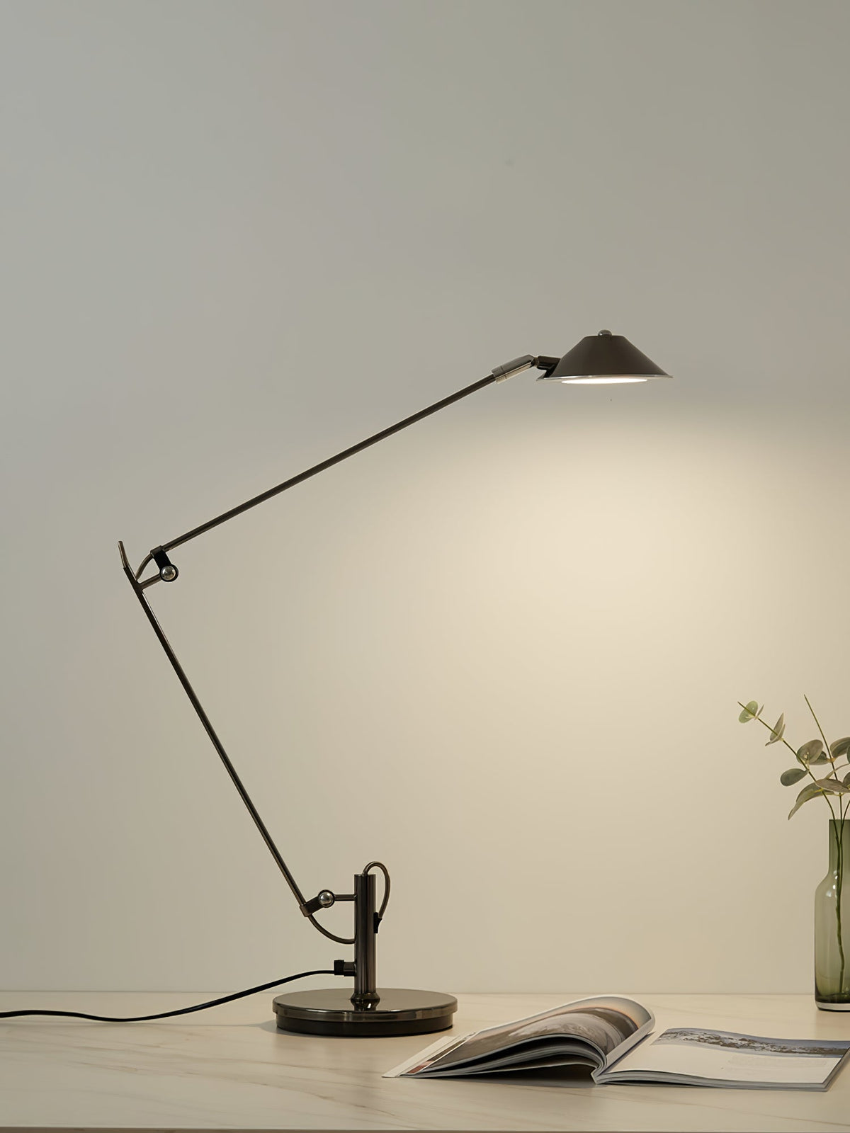 Lampada da scrivania nera regolabile