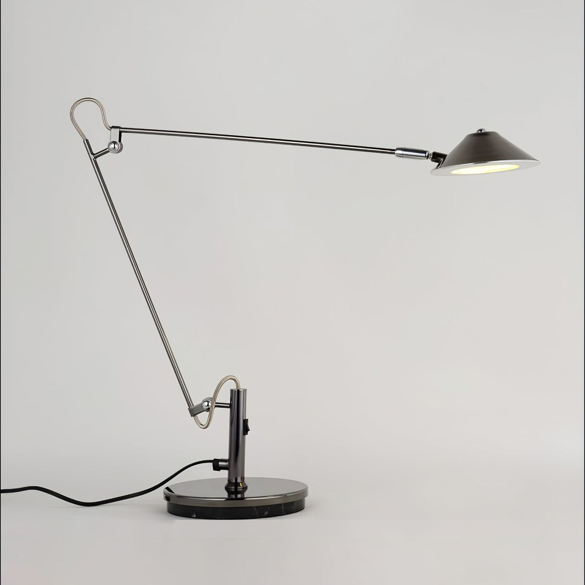 Lampada da scrivania nera regolabile