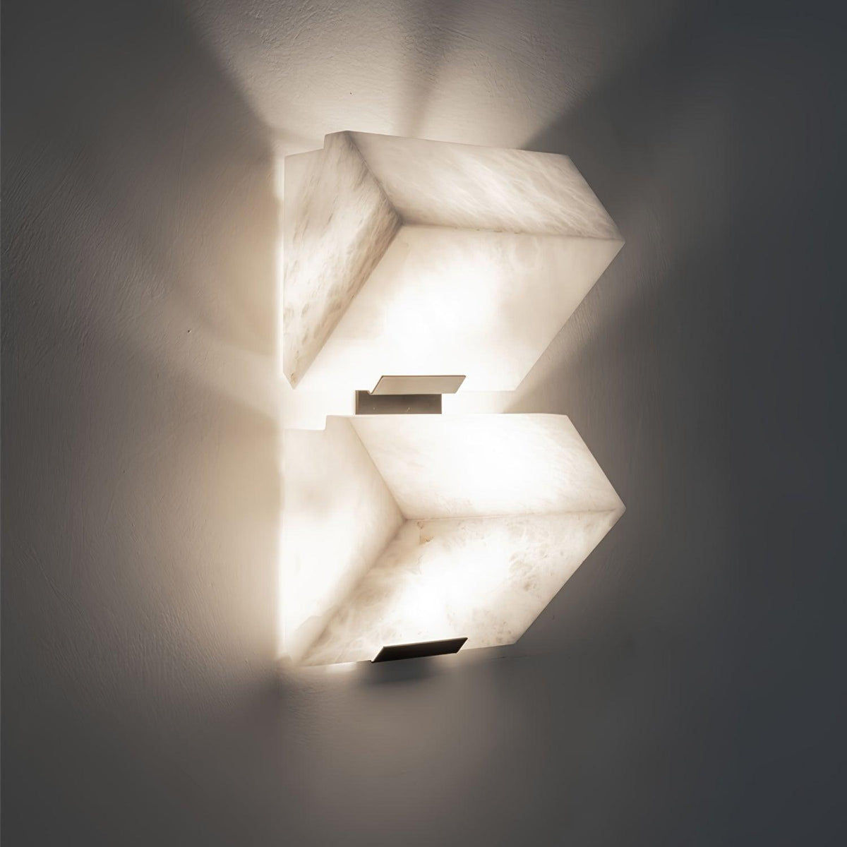 Lampada da parete a gradini in alabastro