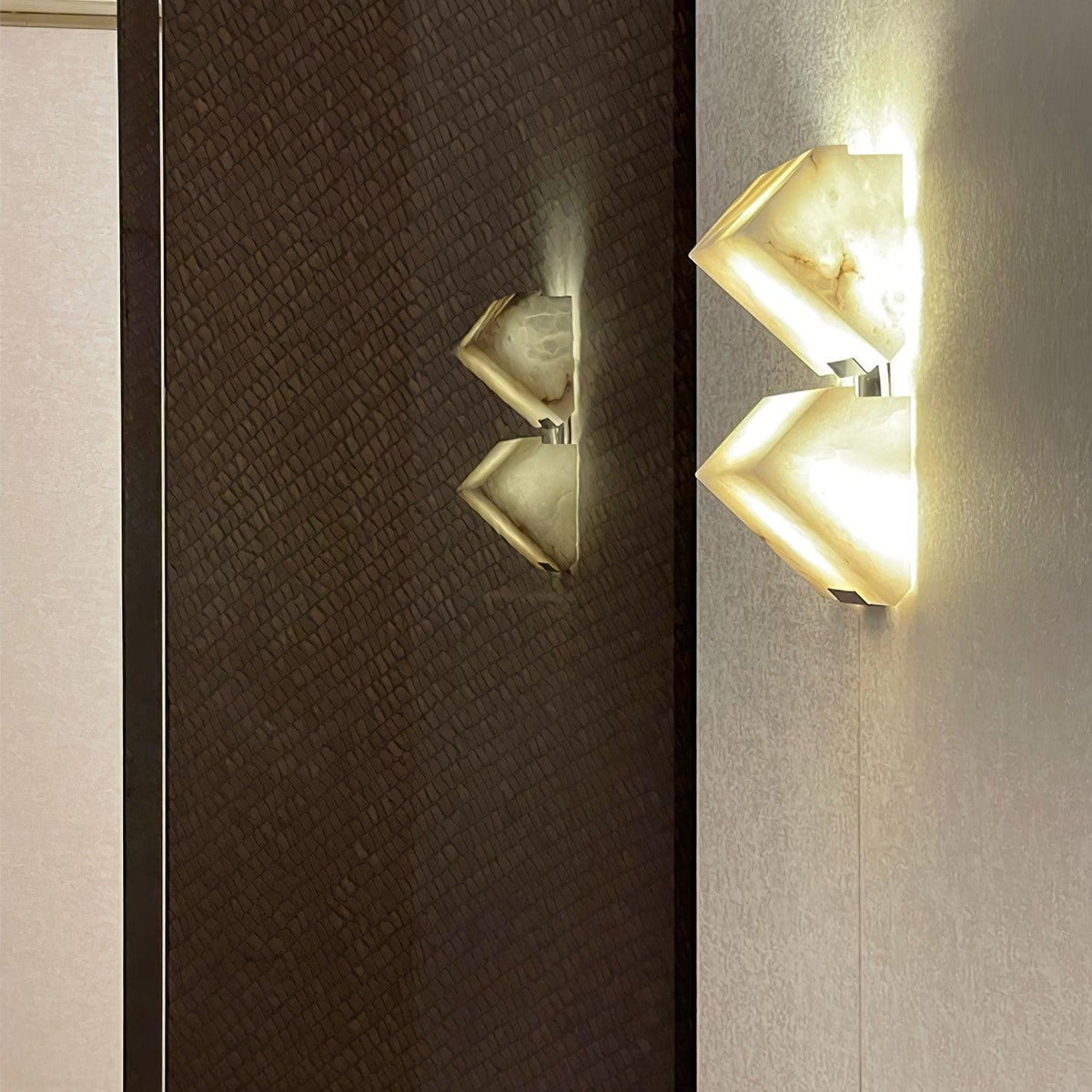 Lampada da parete a gradini in alabastro