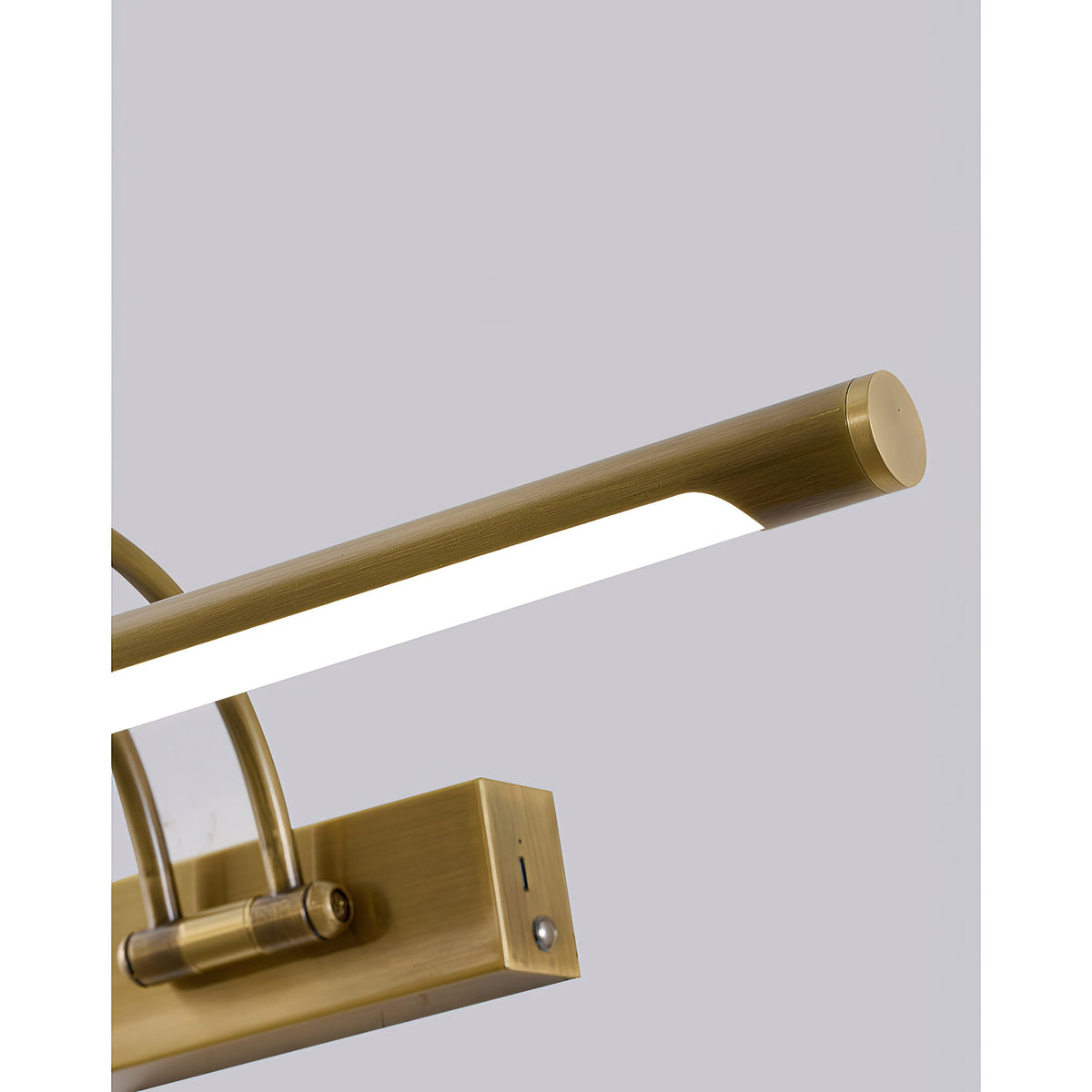 Lampada da Parete Ricaricabile Alton in Ottone