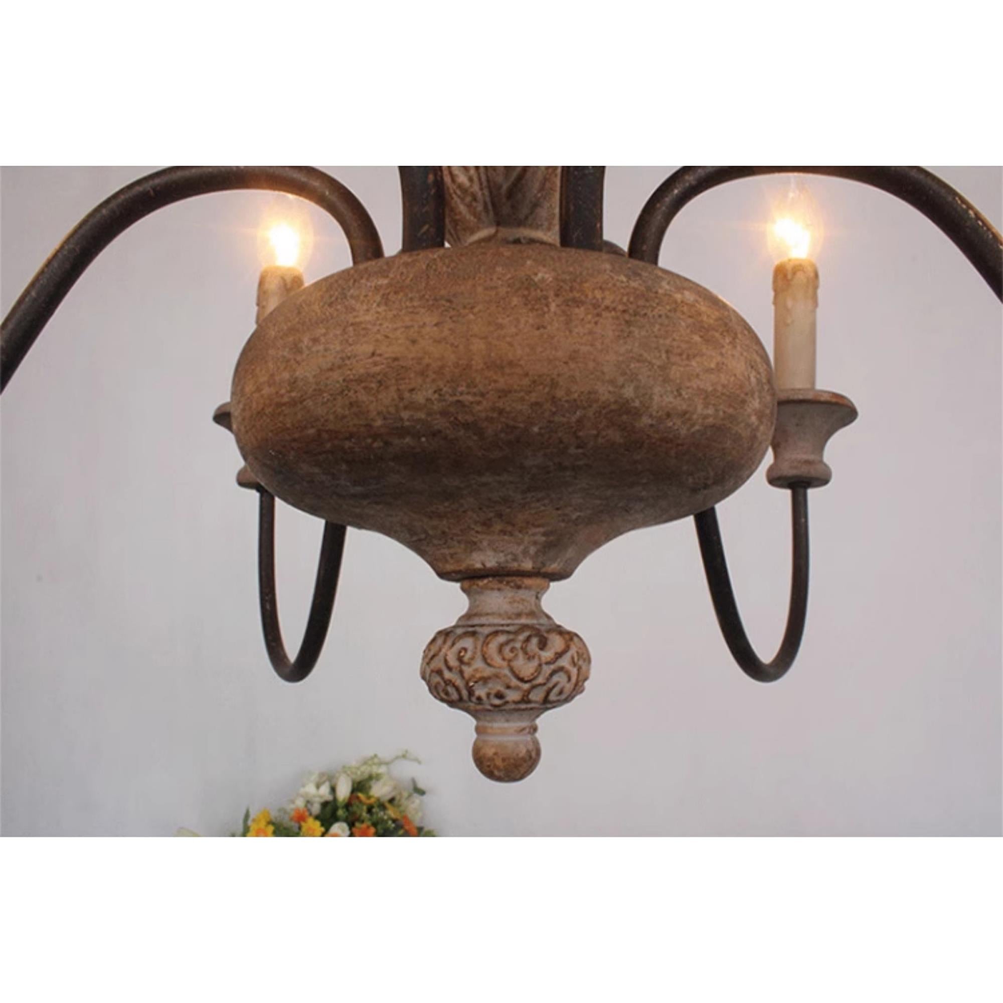 Lampadario in legno tradizionale Ljomuvyi