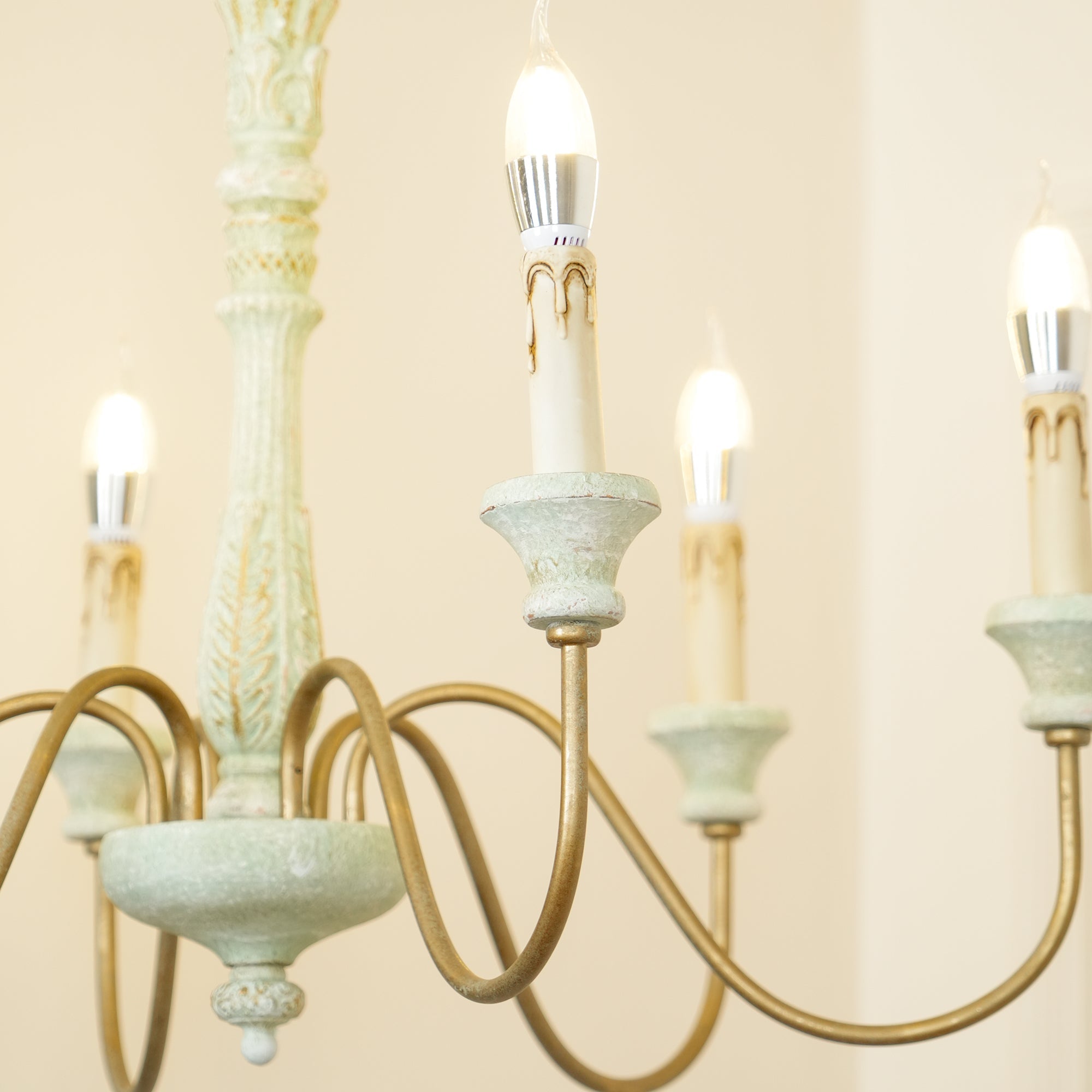 Lampadario in legno tradizionale Ljomuvyi