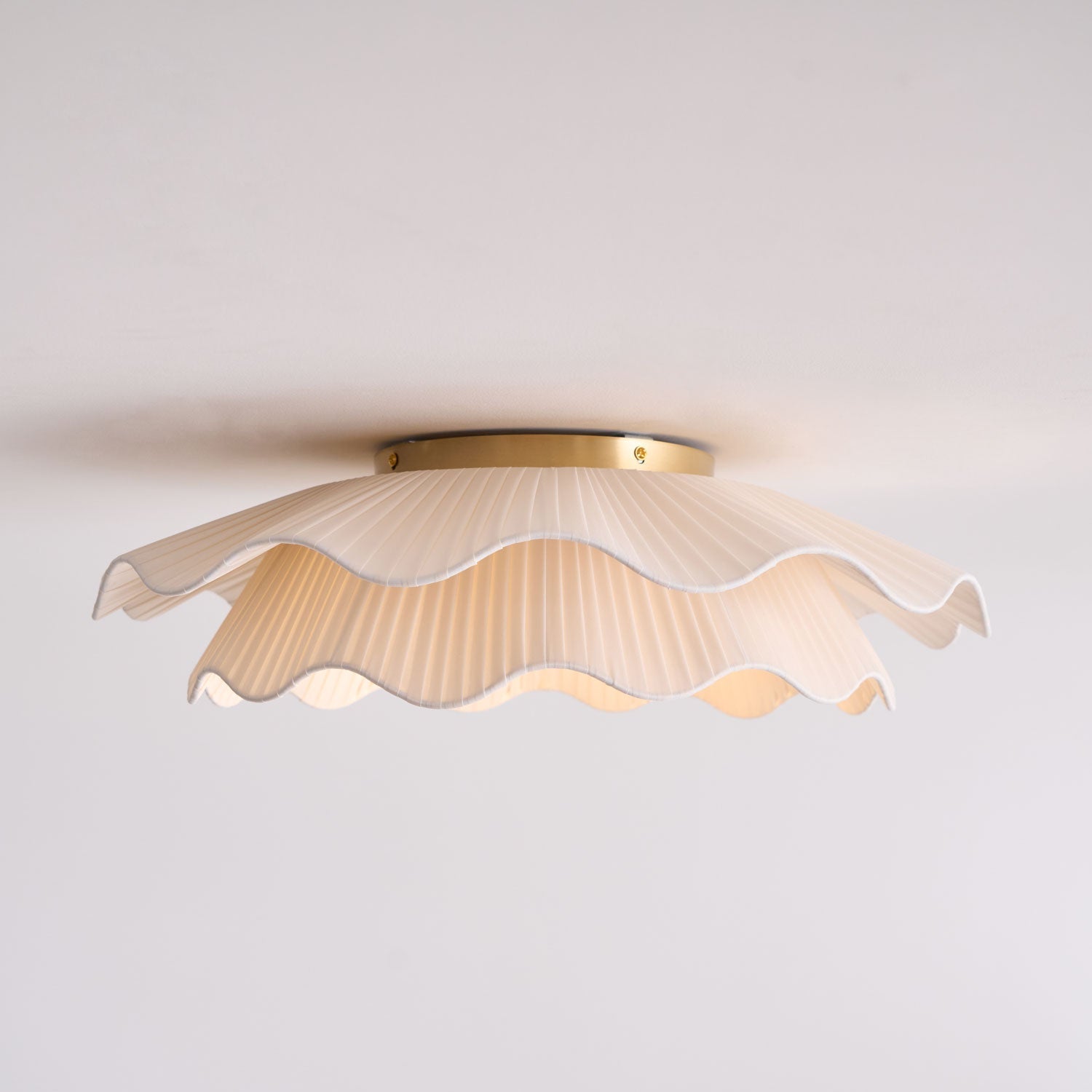 Lampada da Soffitto a Onde in Tessuto Tirah Ottone
