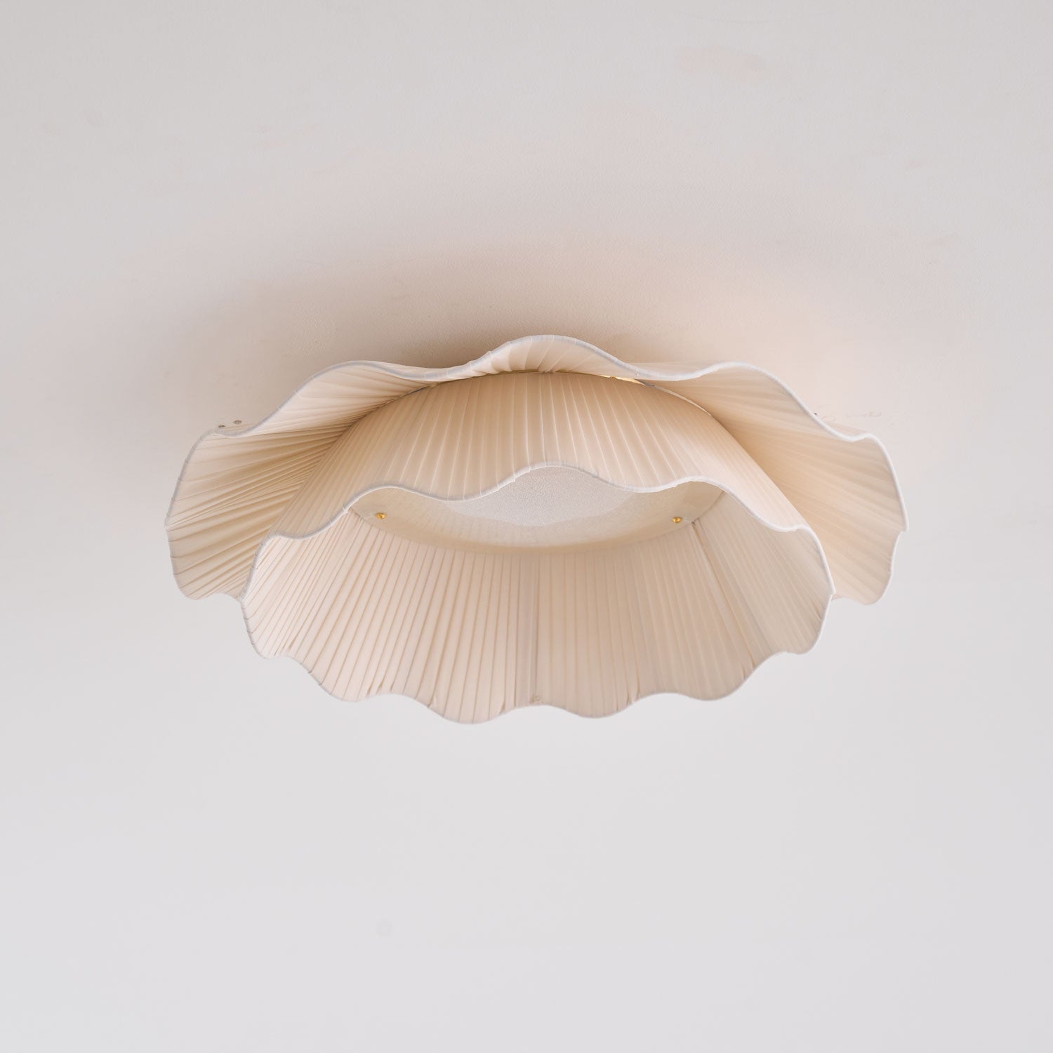 Lampada da Soffitto a Onde in Tessuto Tirah Ottone