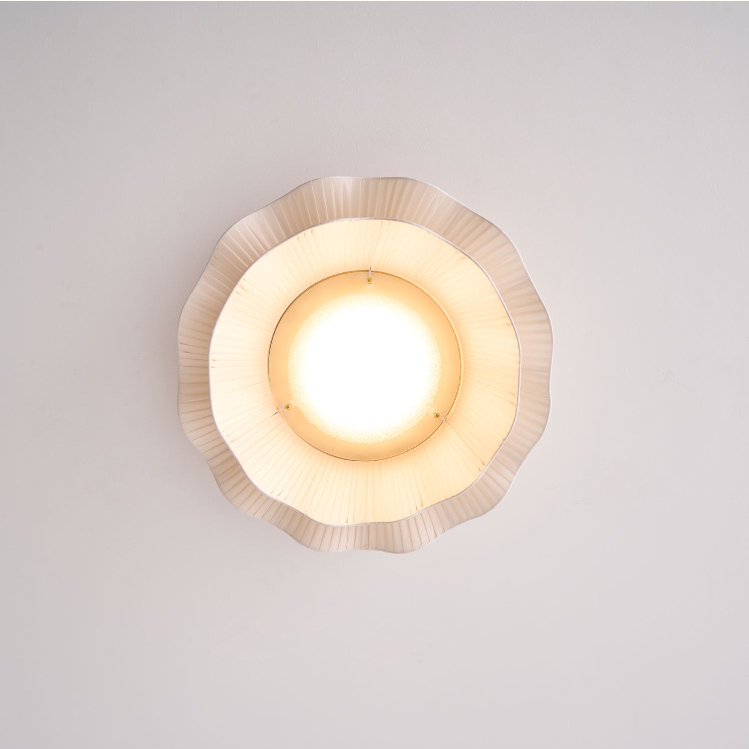 Lampada da Soffitto a Onde in Tessuto Tirah Ottone