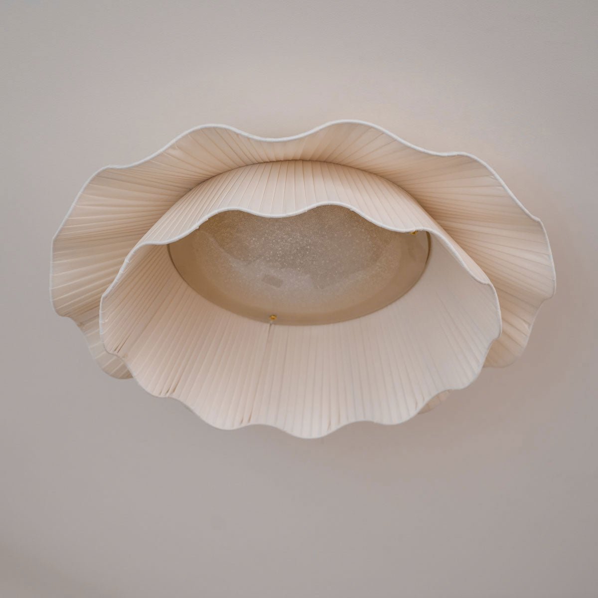 Lampada da Soffitto a Onde in Tessuto Tirah Ottone