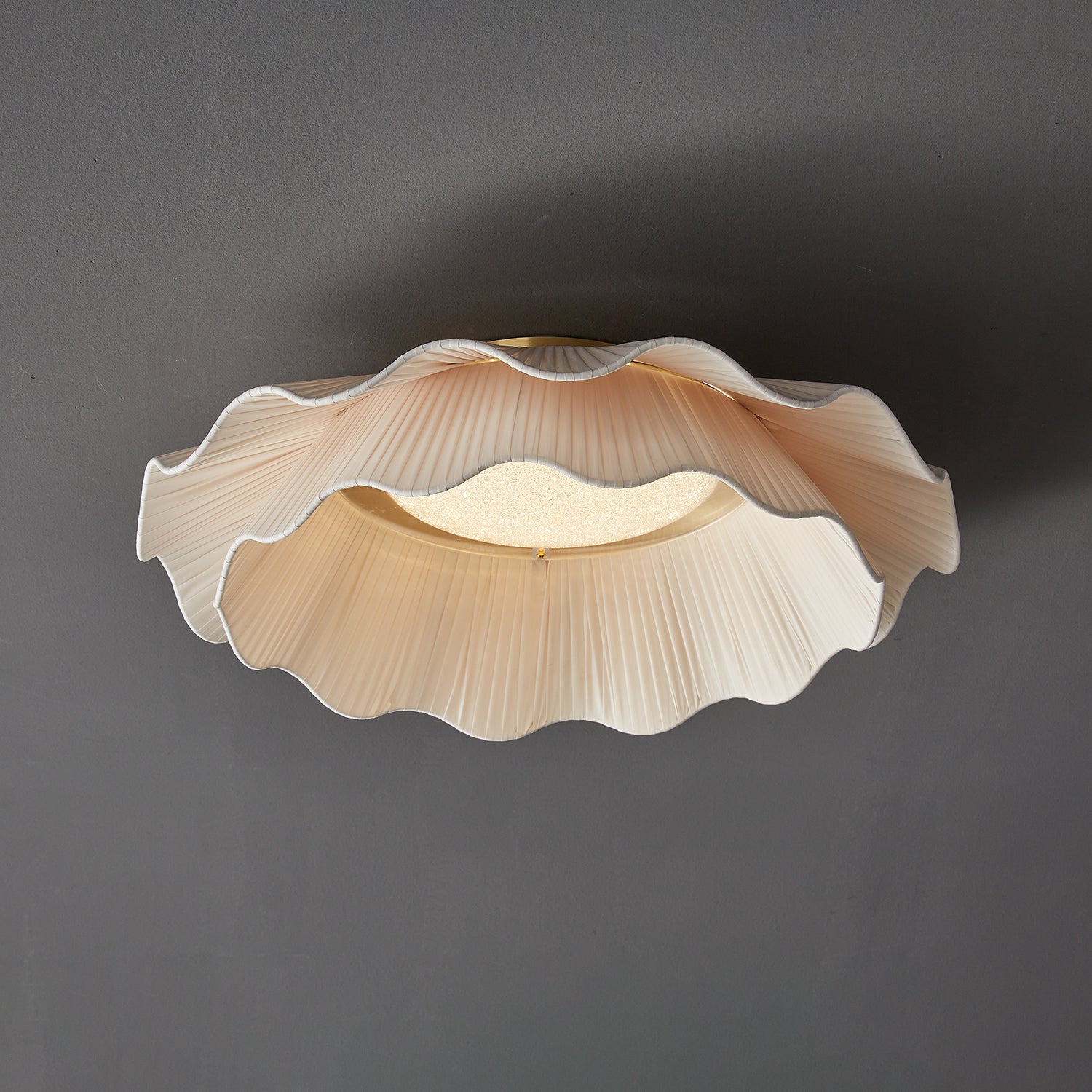 Lampada da Soffitto a Onde in Tessuto Tirah Ottone