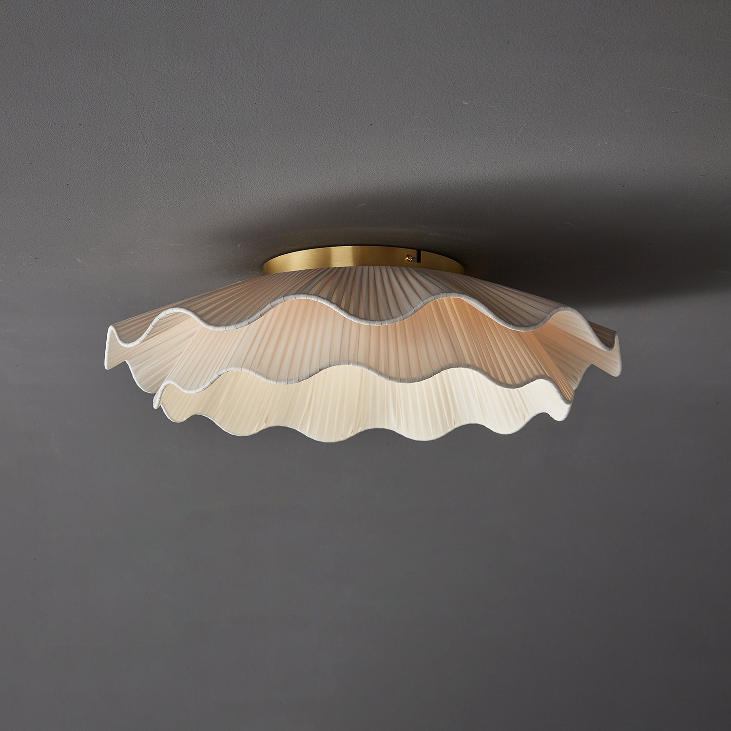 Lampada da Soffitto a Onde in Tessuto Tirah Ottone