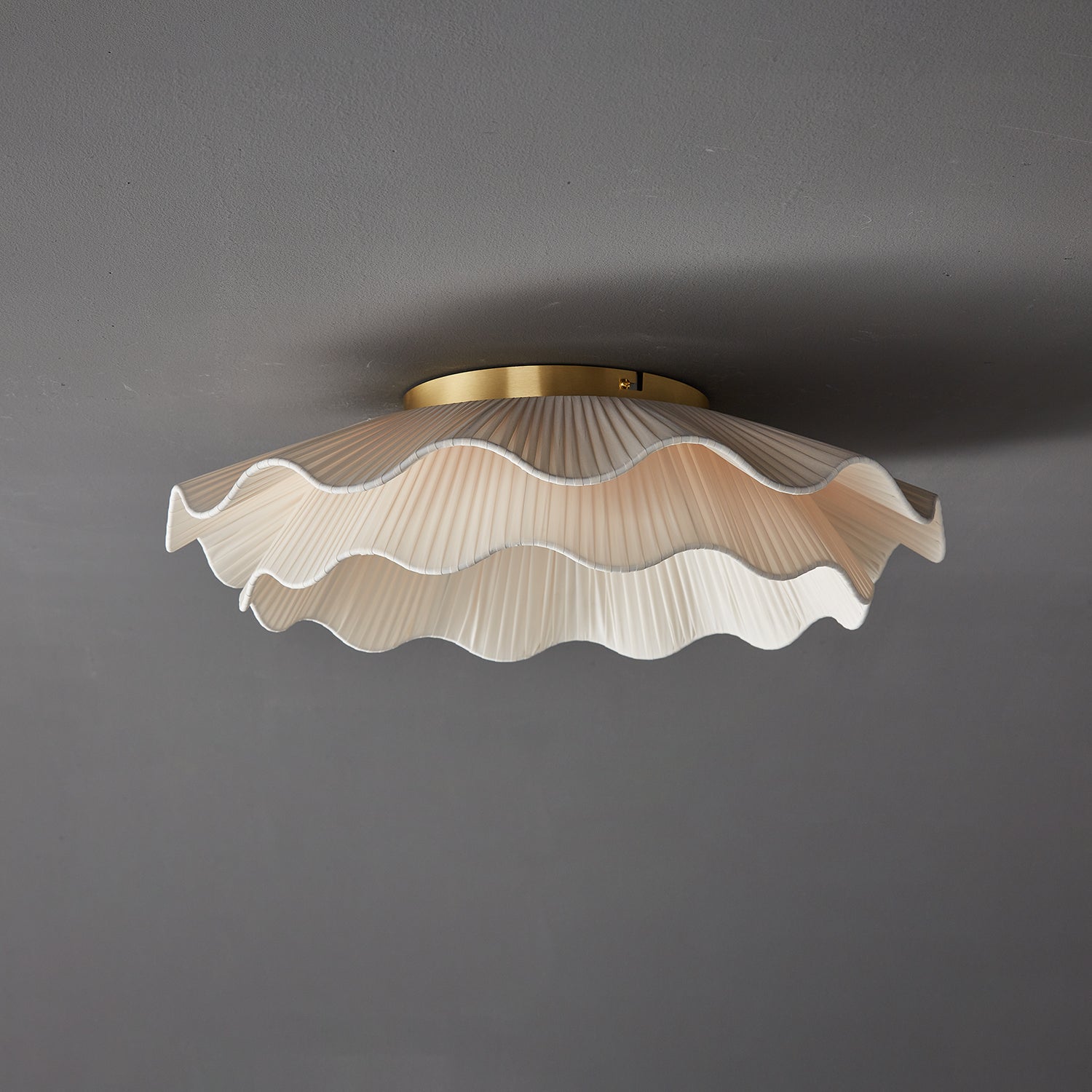 Lampada da Soffitto a Onde in Tessuto Tirah Ottone