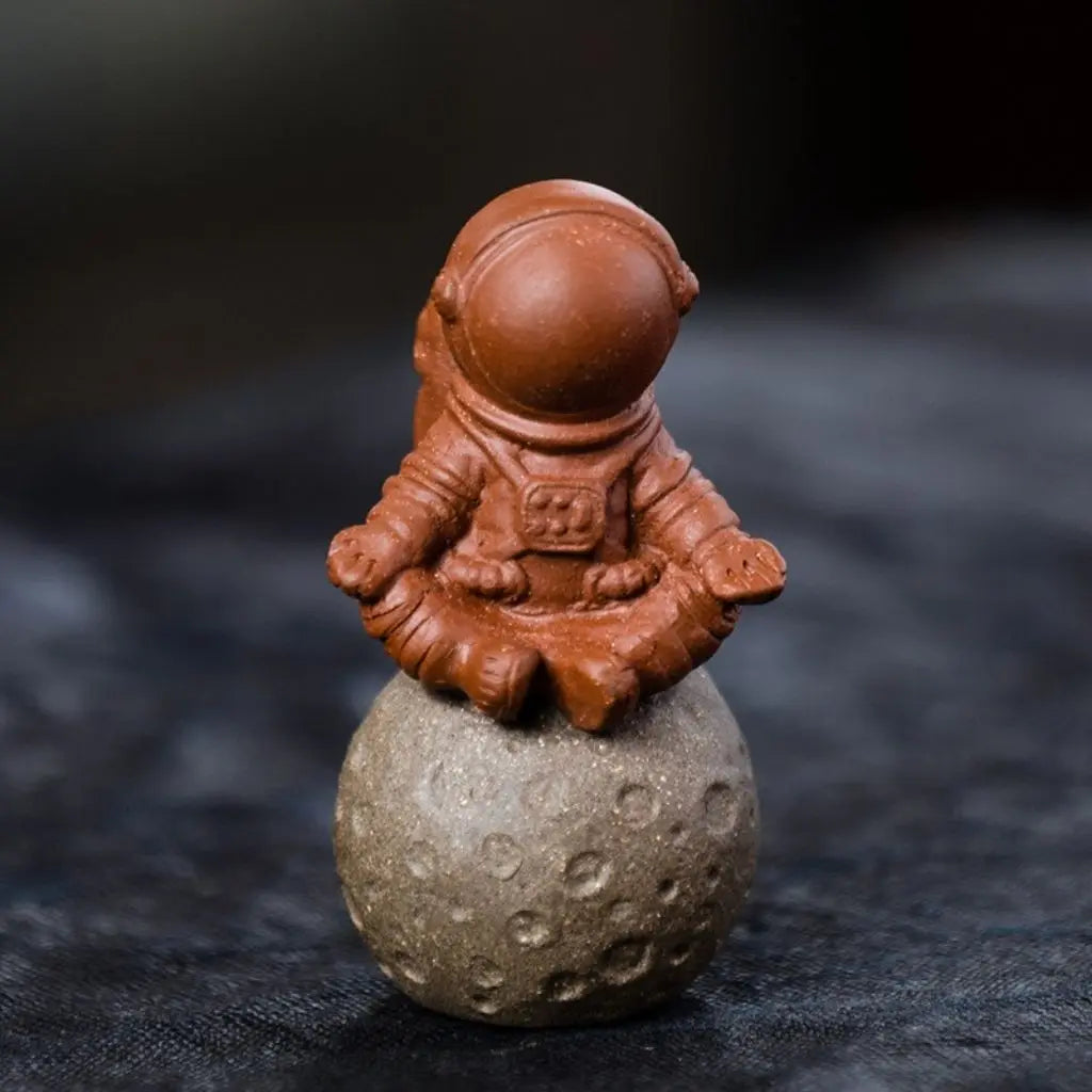 Zisha Astronaut Tea Pet - Figurina della Cerimonia del Tè in Argilla Viola
