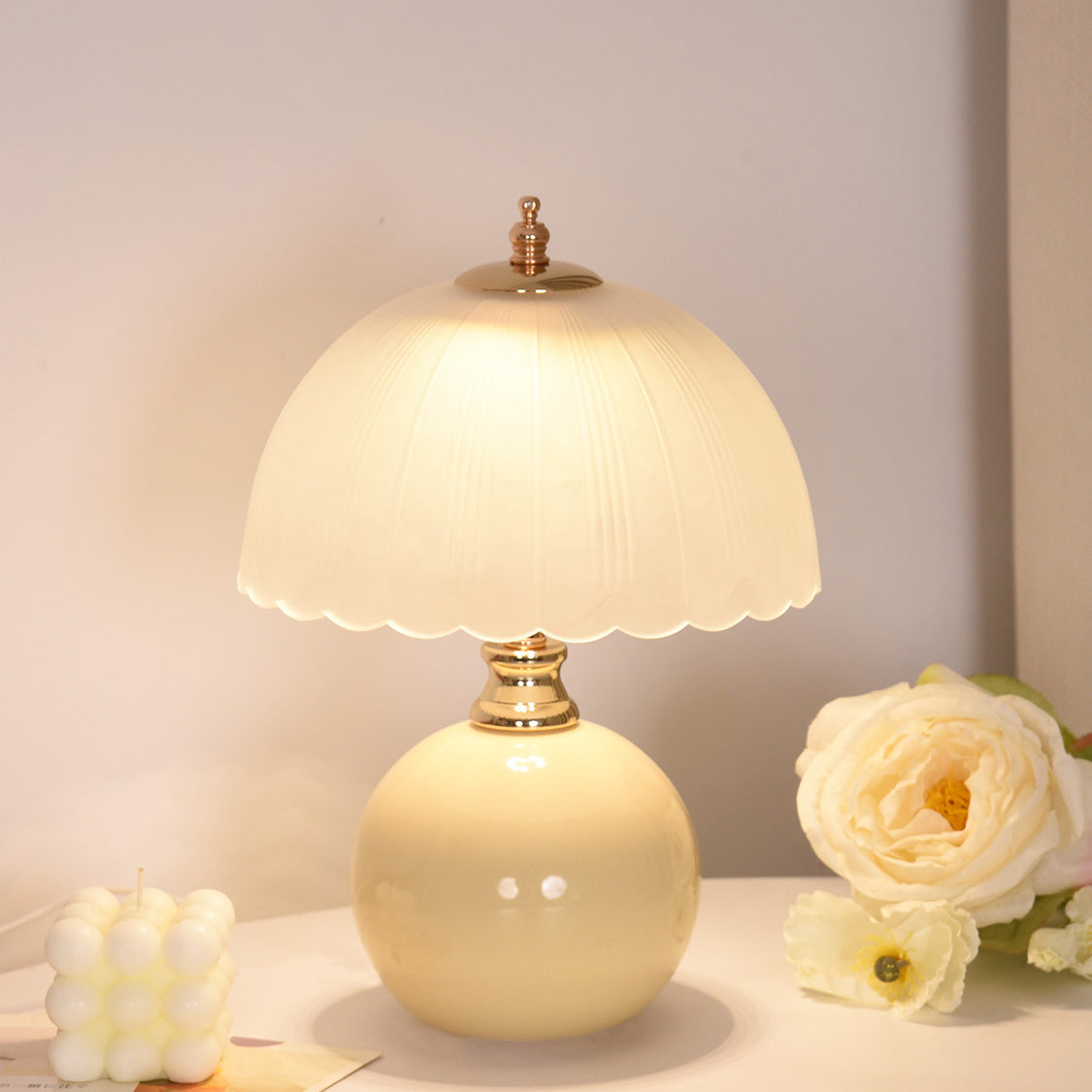 Lampada da Tavolo a 1 Luce con Base in Ceramica e Vetro a Forma di Globo Fiorito in Stile Nordico Contemporaneo per Camera da Letto