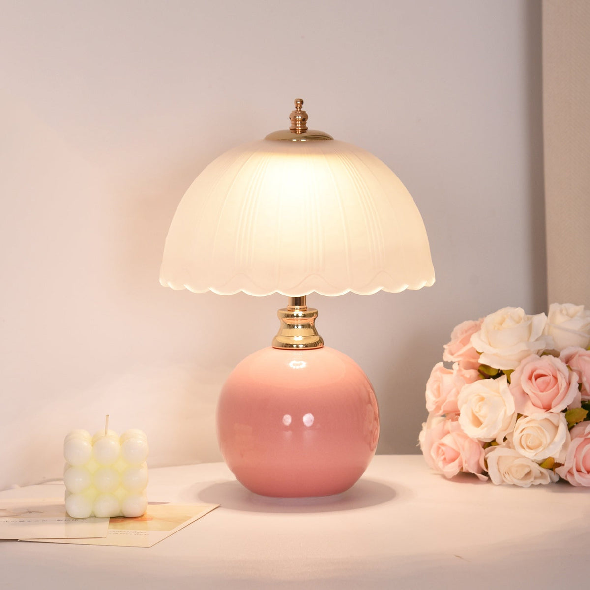 Lampada da Tavolo a 1 Luce con Base in Ceramica e Vetro a Forma di Globo Fiorito in Stile Nordico Contemporaneo per Camera da Letto