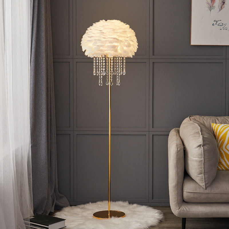 Lampada da terra nordica con piume e paralume in cristallo – Illuminazione di design elegante