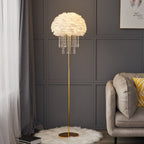 Lampada da terra nordica con piume e paralume in cristallo – Illuminazione di design elegante