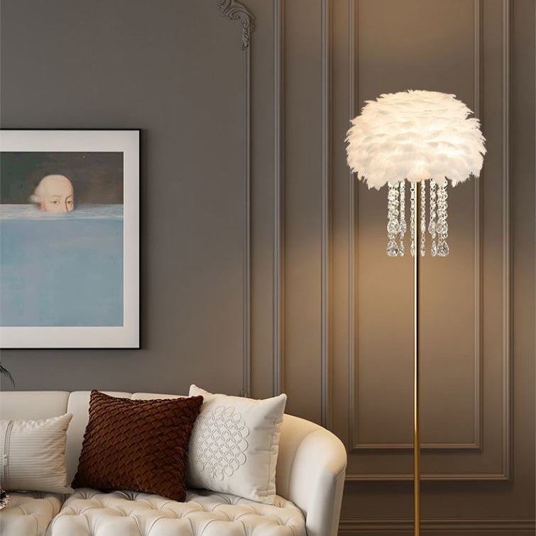 Lampada da terra nordica con piume e paralume in cristallo – Illuminazione di design elegante