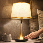 Lampada da Tavolo Dimmable a Sensore Touch in Metallo con Tessuto Retro Contemporaneo per Comodino