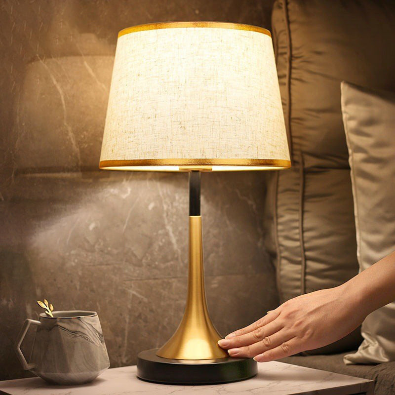 Lampada da Tavolo Dimmable a Sensore Touch in Metallo con Tessuto Retro Contemporaneo per Comodino