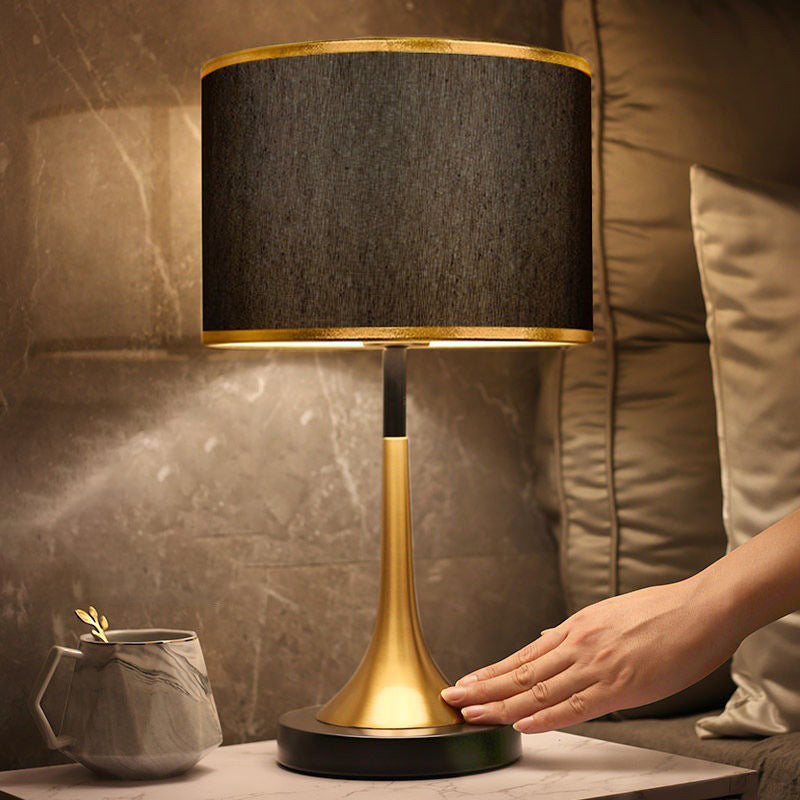 Lampada da Tavolo Dimmable a Sensore Touch in Metallo con Tessuto Retro Contemporaneo per Comodino