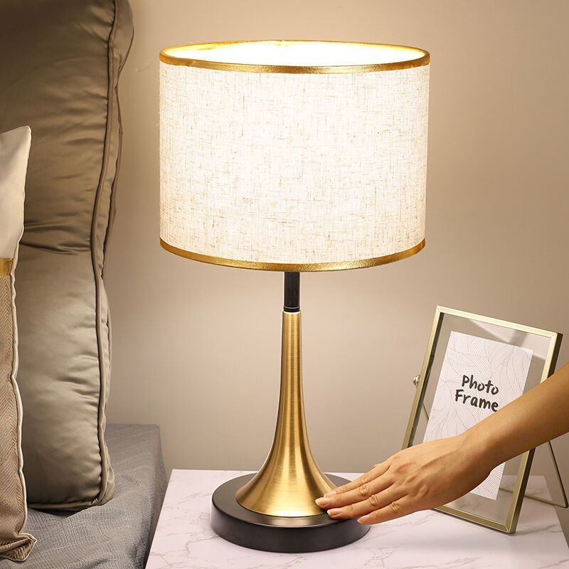 Lampada da Tavolo Dimmable a Sensore Touch in Metallo con Tessuto Retro Contemporaneo per Comodino