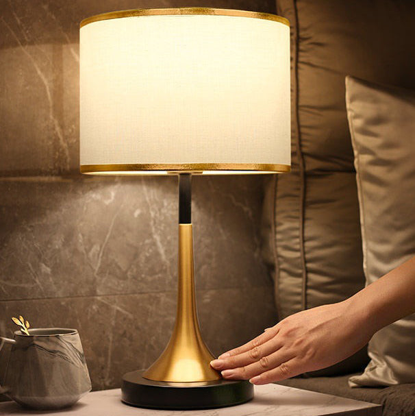 Lampada da Tavolo Dimmable a Sensore Touch in Metallo con Tessuto Retro Contemporaneo per Comodino