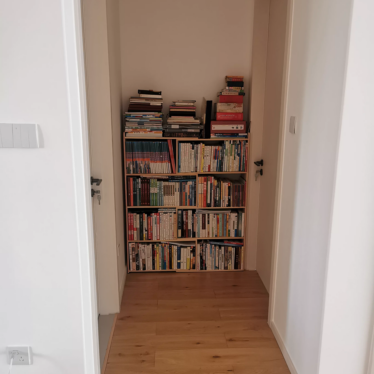 Libreria Contemporanea Scandinava Rettangolare Eco-Friendly con Ripiani da 3/4 Per Camera da Letto