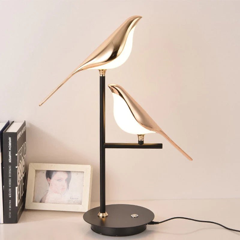 Lampada da Tavolo Birdmann – Ferro & Alluminio – Bianco – Design Artistico – Luce Flessibile per Ambienti Eleganti