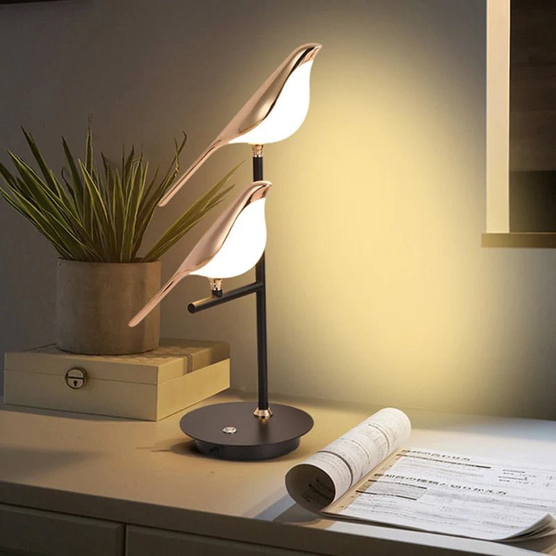 Lampada da Tavolo Birdmann – Ferro & Alluminio – Bianco – Design Artistico – Luce Flessibile per Ambienti Eleganti