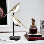 Lampada da Tavolo Birdmann – Ferro & Alluminio – Bianco – Design Artistico – Luce Flessibile per Ambienti Eleganti