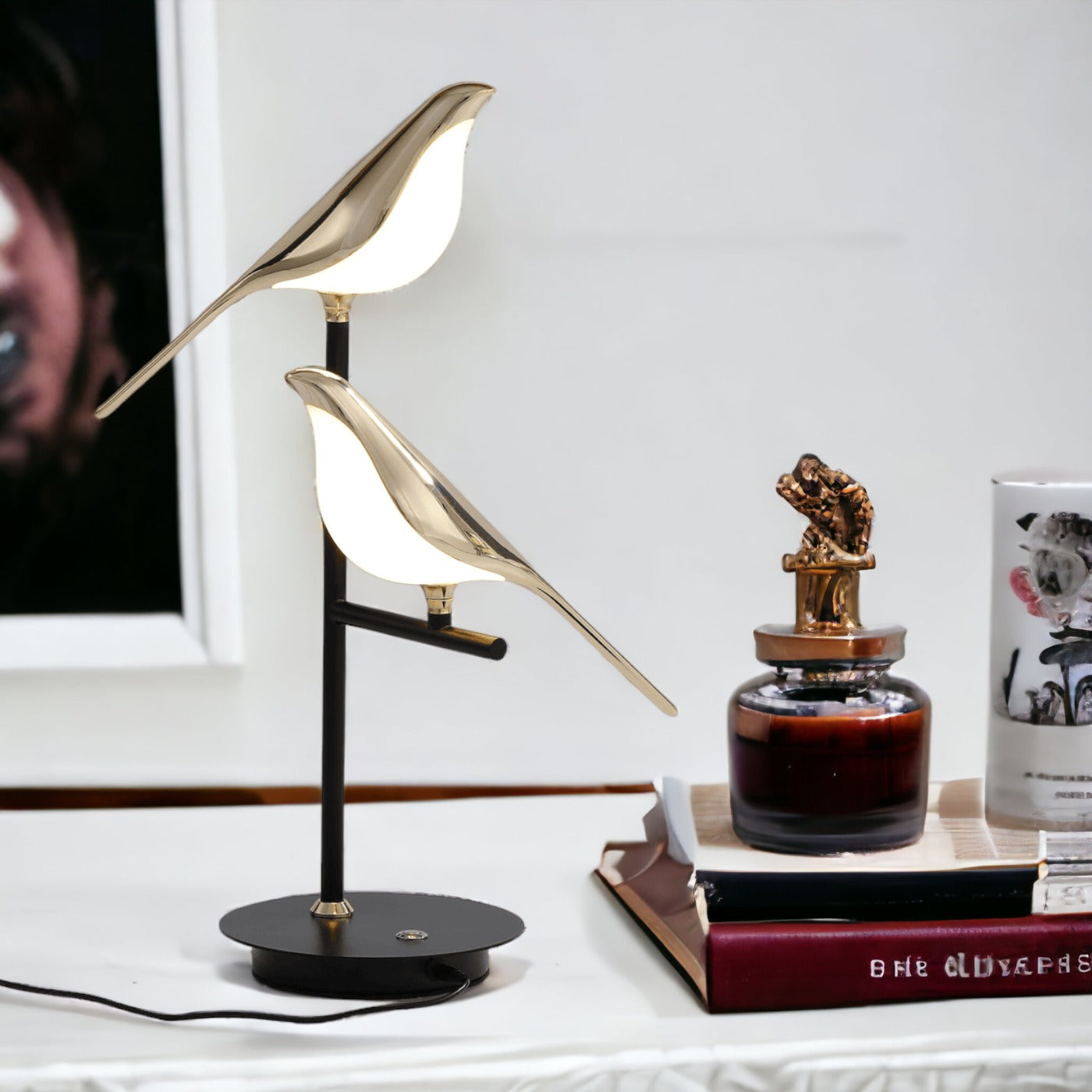 Lampada da Tavolo Birdmann – Ferro & Alluminio – Bianco – Design Artistico – Luce Flessibile per Ambienti Eleganti