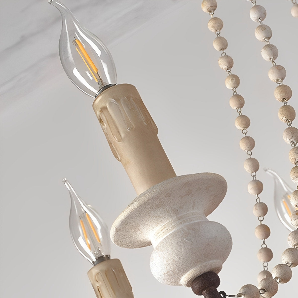 Lampadario a perline in stile candela
