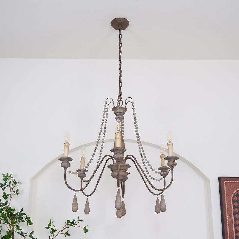 Lampadario a perline in stile candela