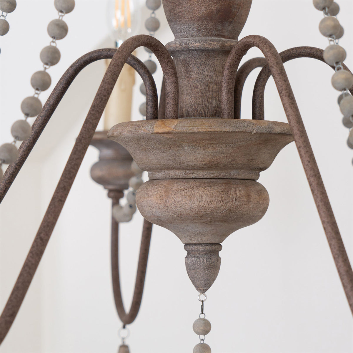Lampadario a perline in stile candela