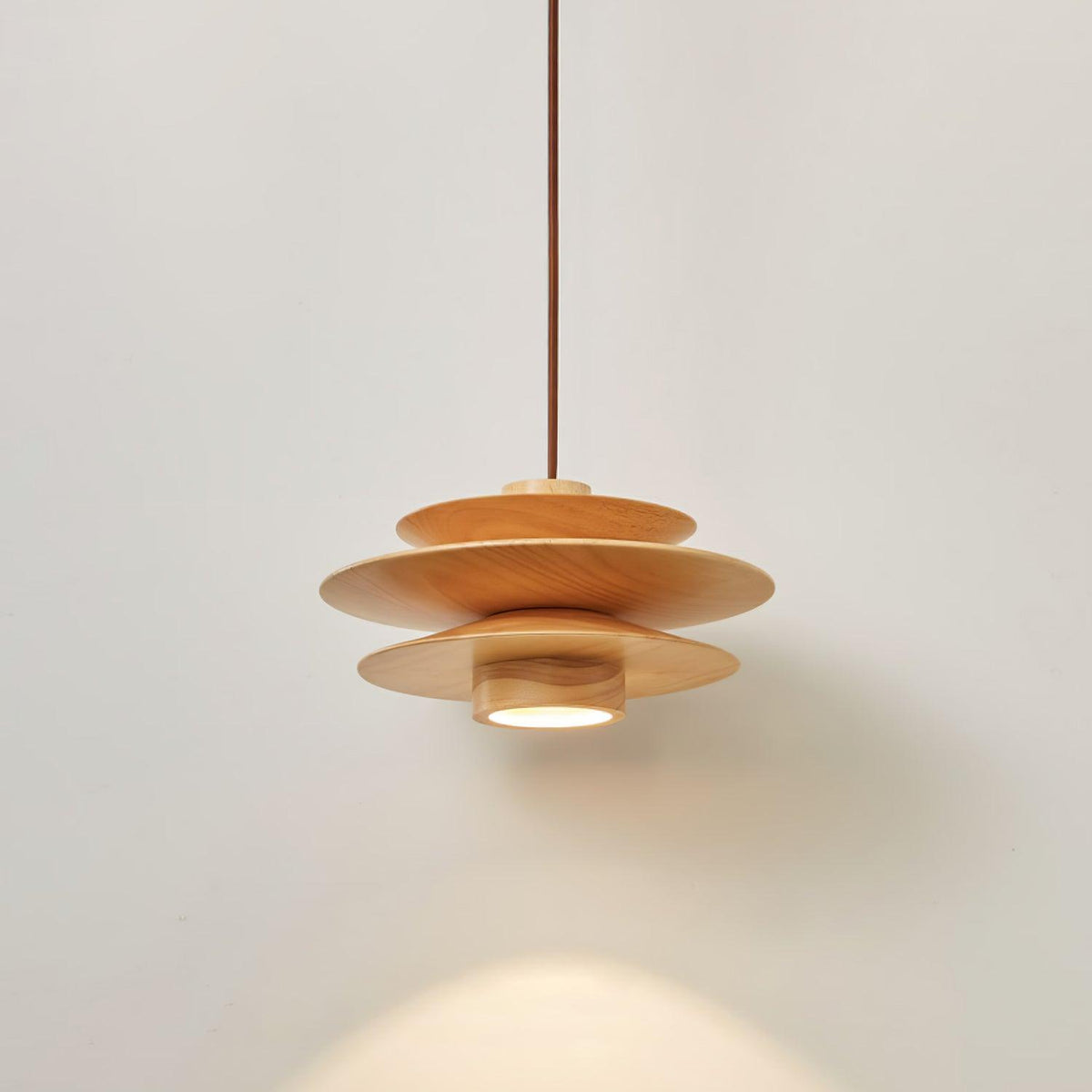 Lampada a sospensione in legno a disco Cascade