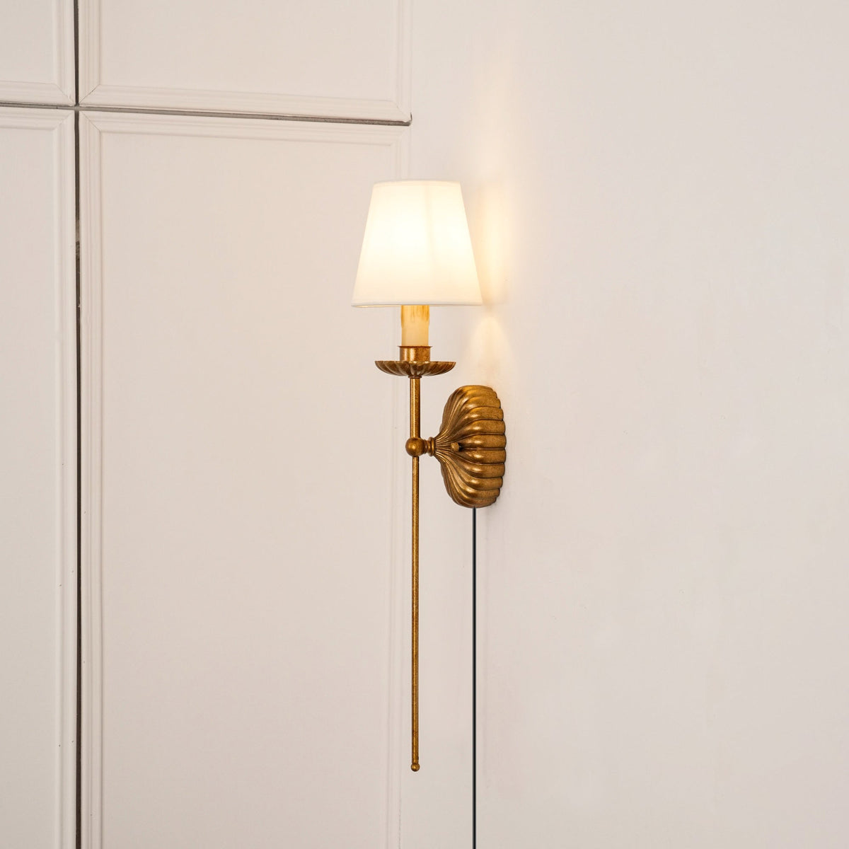 Applique da parete a spina con rosetta scanalata