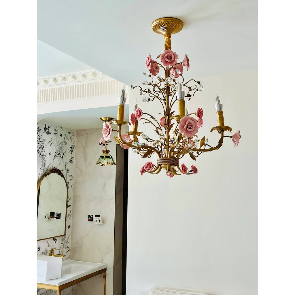 Lampadario in ceramica a forma di rosa rampicante