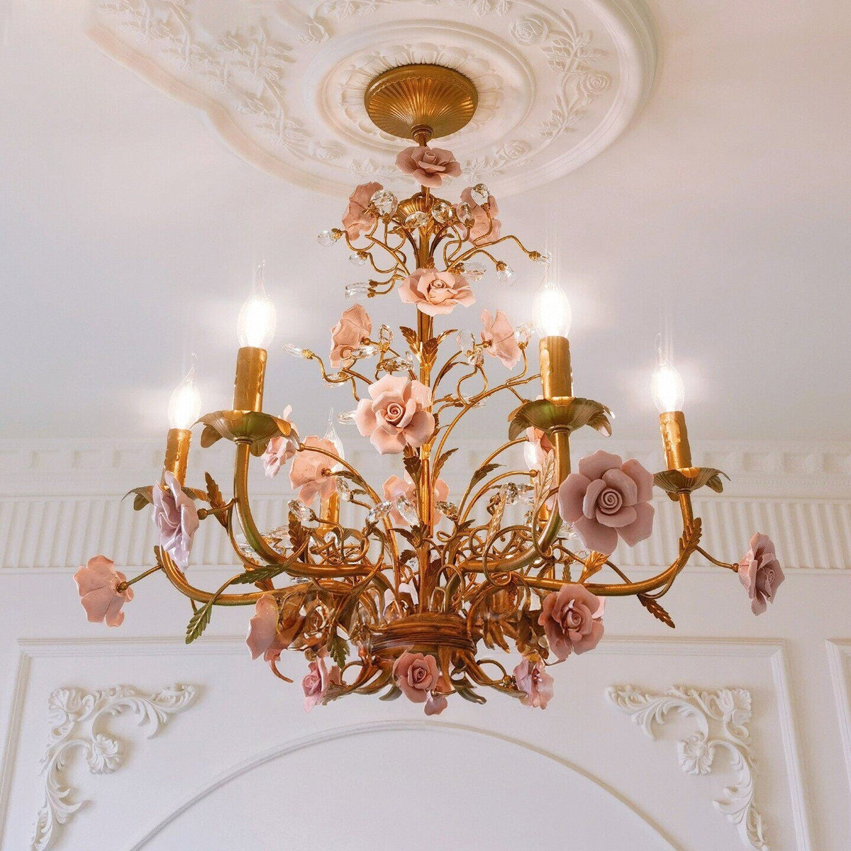 Lampadario in ceramica a forma di rosa rampicante