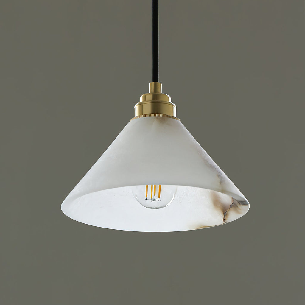Lampada a sospensione con paralume conico in ottone e alabastro