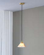Lampada a sospensione con paralume conico in ottone e alabastro