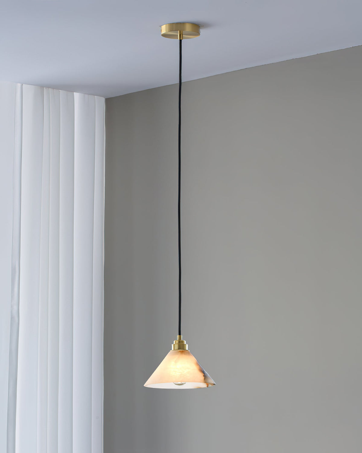 Lampada a sospensione con paralume conico in ottone e alabastro