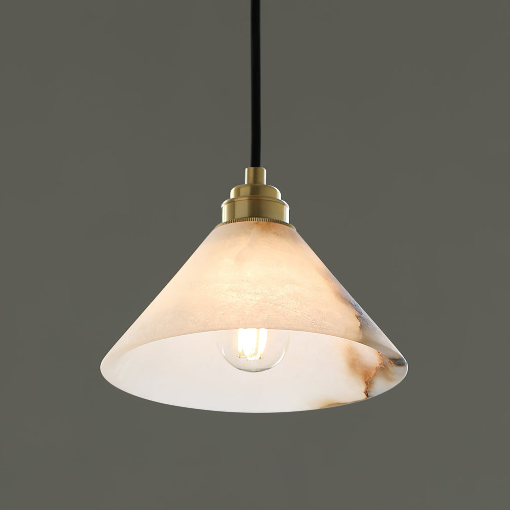 Lampada a sospensione con paralume conico in ottone e alabastro