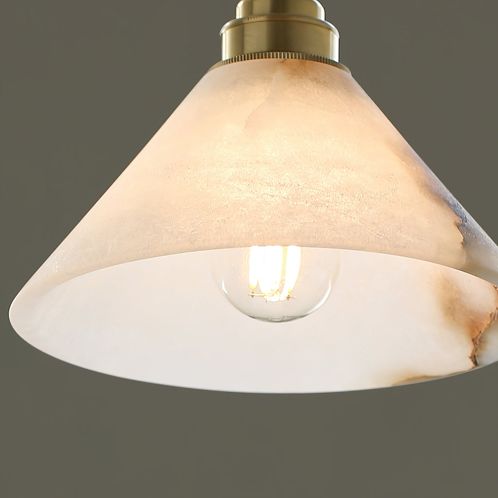 Lampada a sospensione con paralume conico in ottone e alabastro